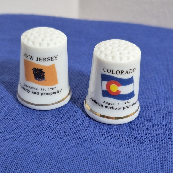 2 Vintage Porcelain Souvenir State Thimbles - New Jersey & Connecticut - Picture 8 of 9